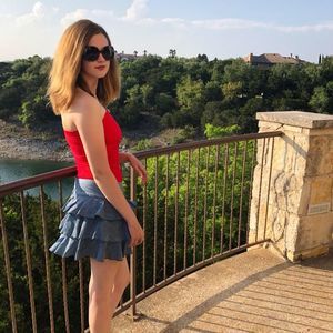 Meet your Posher, Caitlin